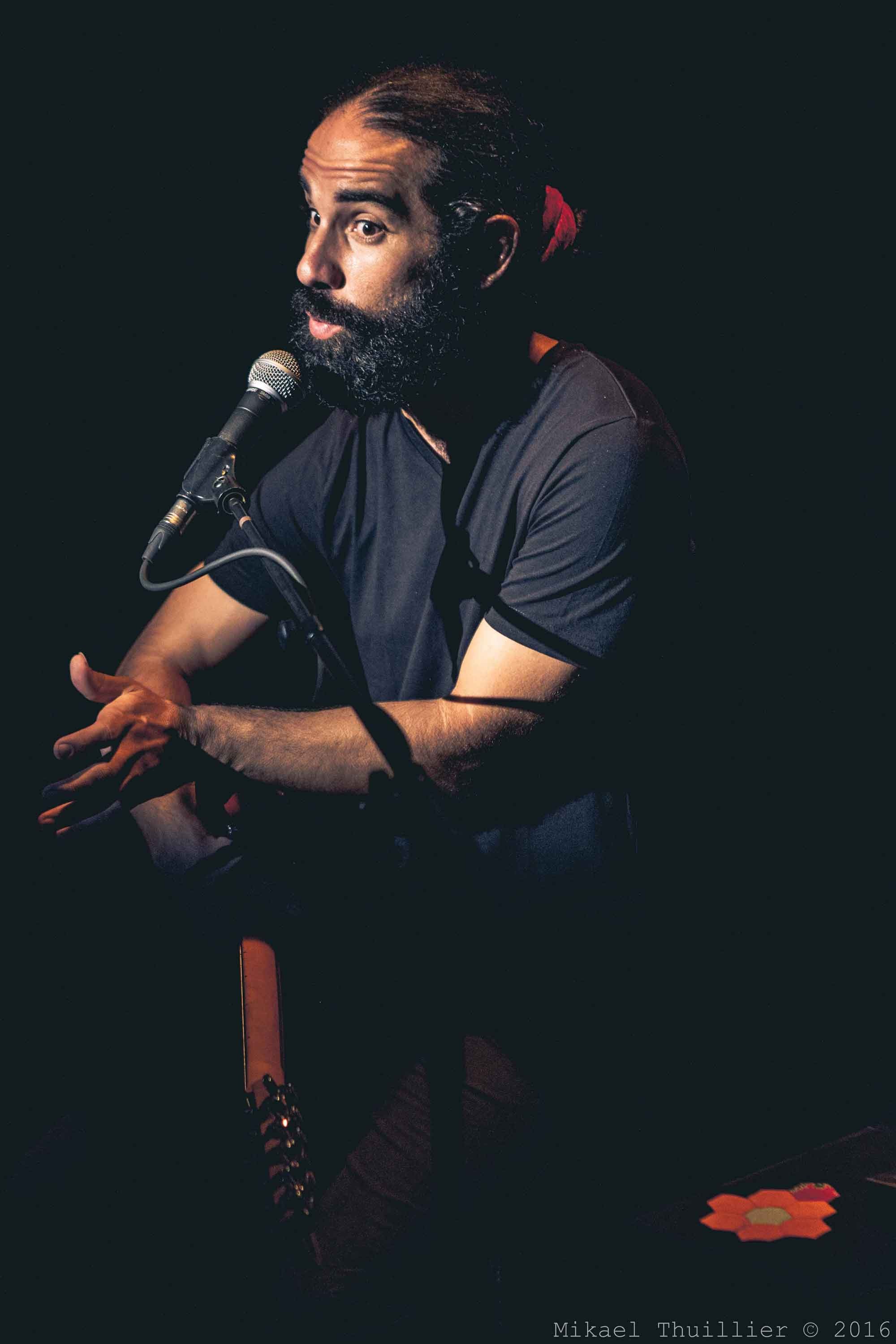 Erick Lebeau au micro - Zenviev Laokap - Egzone - image conte musical